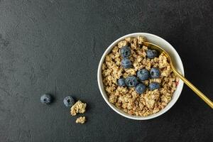 muesli met bosbes in kom Aan donker achtergrond. foto