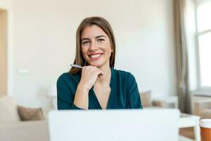 vrolijk vrouw slijtage koptelefoon lach gebruik makend van laptop video stroom conferentie telefoontje onderwijzen online, gelukkig vrouw leerling gamer tutor hebben pret kijk maar webinar web cam onderwijs vermaak concept foto