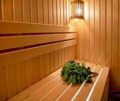 Fins sauna interieur, klassiek houten sauna, Russisch sauna, sauna accessoires in een dorp bad. spa concept foto