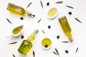 schotels en flessen van olijfolie foto