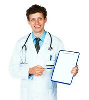 jong mannetje glimlachen dokter tonen klembord met kopiëren ruimte voor tekst Aan wit foto