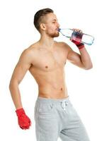 sport aantrekkelijk Mens vervelend boksen verbanden en drinken vers water Aan de wit foto