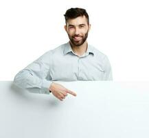 een jong gebaard Mens tonen blanco uithangbord, geïsoleerd over- wit foto