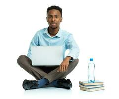 Afrikaanse Amerikaans college leerling zittend met laptop Aan wit achtergrond foto