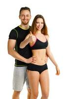 atletisch Mens en vrouw na geschiktheid oefening met een vinger omhoog Aan de wit foto