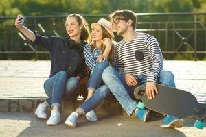 glimlachen vrienden maken selfie buitenshuis foto