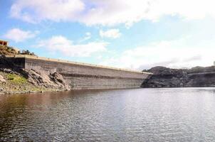 dam in de bergen foto