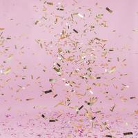 glanzende gouden confetti vallen op roze achtergrond