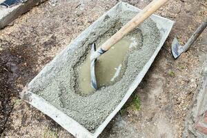 cement, zand en grind mengen in bad voor beton foto