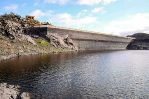 dam langs de rivier- foto