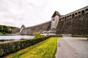 dam langs de rivier- foto