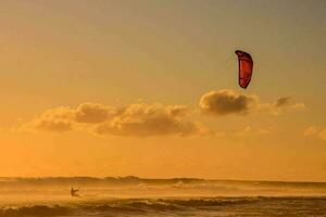 een Mens aan het doen windsurfen foto