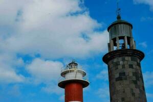 een rood en wit vuurtoren foto