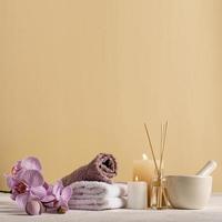 spa-arrangement met handdoeken en bloemen foto