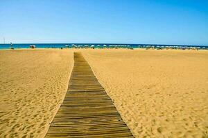 op het strand foto