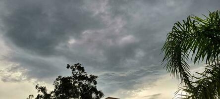 lucht met wolken in de laat middag foto