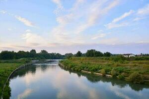 door de rivier- foto