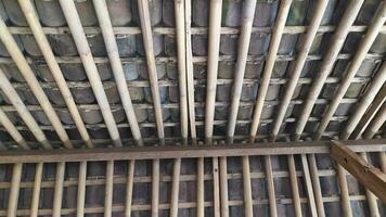 arrangement of fundament van een traditioneel tegel dak gemaakt van hout foto