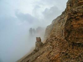 geest rotsen. geweldig toneel- berg landschap met groot gebarsten foto