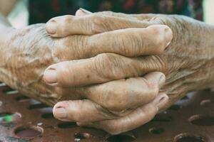 oud persoon handen foto