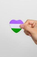 vreemd trots dag en lgbt trots maand concept. Purper, wit en groen hart vorm voor lesbienne, homo, biseksueel, transgender, genderqueer en pansexueel gemeenschap foto