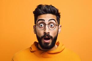 ai generatief een Mens Aan solide kleur achtergrond fotoshoot met verrassing gelaats uitdrukking foto