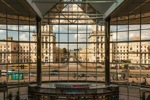 Minsk, Wit-Rusland, 2016 - slow-motion beeldmateriaal van mensen wandelen door de centraal spoorweg station. foto