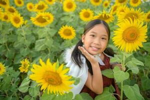 gelukkig schattig Aziatisch meisje glimlach met zonnebloem, foto