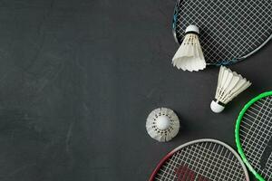 shuttles en badminton racket Aan zwart achtergrond. foto