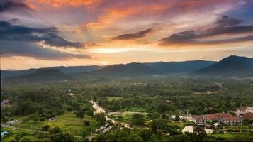 mooi van zonsondergang Bij berg en landschap van nakhonnayok foto