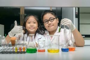 gelukkig twee kinderen maken wetenschap experimenten. foto