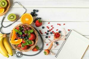 gemengd vers fruit salade met aardbei met stethoscoop foto