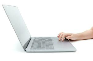 hand- leerling gebruik makend van laptop naar Doen huiswerk geïsoleerd foto
