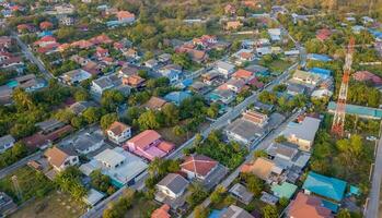 buurt met woon- huizen en opritten, foto