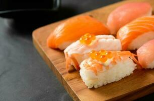 ikura of Zalm ree Aan garnaal sushi en sashimi sushi reeks foto
