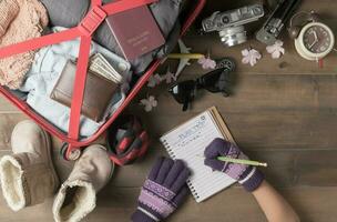 weinig hand- schrijven winter reis plan met accessoires reizen items foto