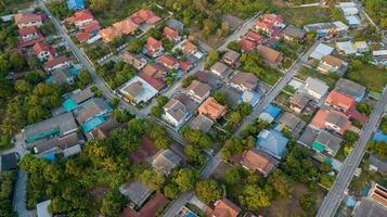 buurt met woon- huizen en opritten, foto