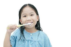 schattig meisje poetsen tanden in ochtend- geïsoleerd foto