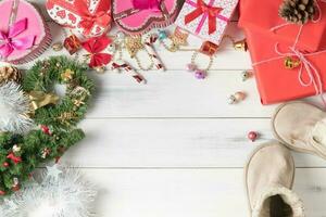 geschenk doos met kleurrijk klein klok en Kerstmis bal foto