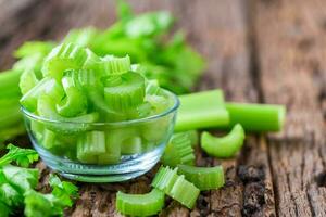 vers gesneden groen selderij in glas Aan hout achtergrond, foto