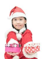 glimlachen meisje in rood de kerstman hoed met Kerstmis geschenk foto