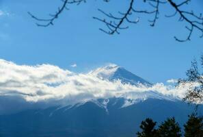 mooi fuji berg met sneeuw Hoes Aan de top foto