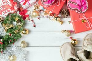 geschenk doos met kleurrijk klein klok en Kerstmis bal foto