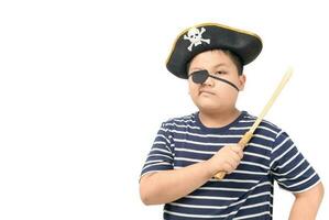 kind piraat Holding hout zwaard geïsoleerd foto