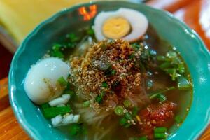 traditioneel Yunnan noodle soep in noordelijk Thailand foto