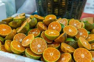 groen sinaasappels voor uitverkoop gesneden in voor de helft foto
