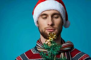 emotioneel Mens in nieuw jaar kleren decoratie Kerstmis geïsoleerd achtergrond foto