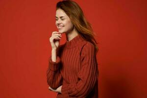 vrouw in een rood trui mooi kapsel mode levensstijl detailopname foto