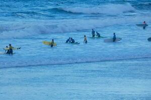 surfen school- Aan een oceaan strand foto