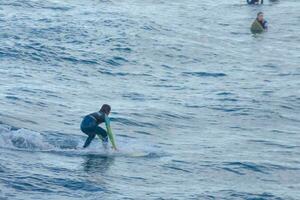 surfers rijden klein oceaan golven foto